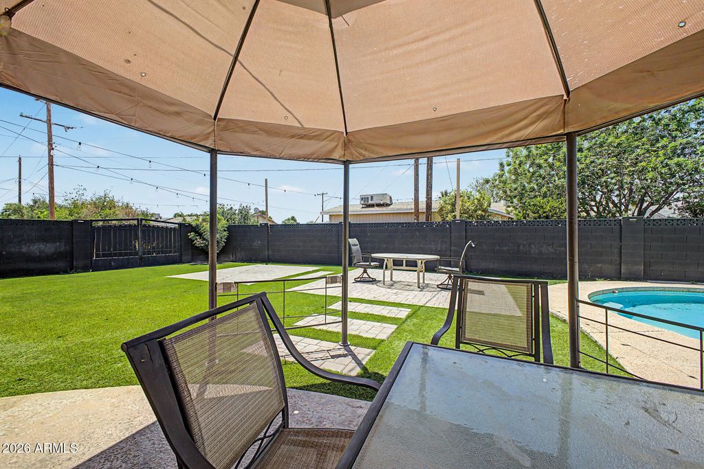 Image 31 of property listing at 3701 W ECHO Lane, Phoenix, AZ 85051