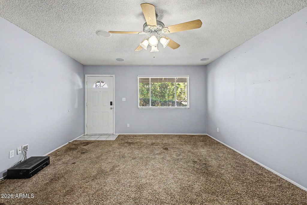 Image 4 of property listing at 3701 W ECHO Lane, Phoenix, AZ 85051