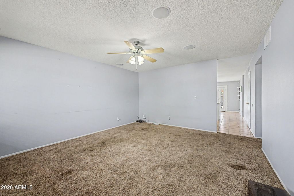 Image 5 of property listing at 3701 W ECHO Lane, Phoenix, AZ 85051