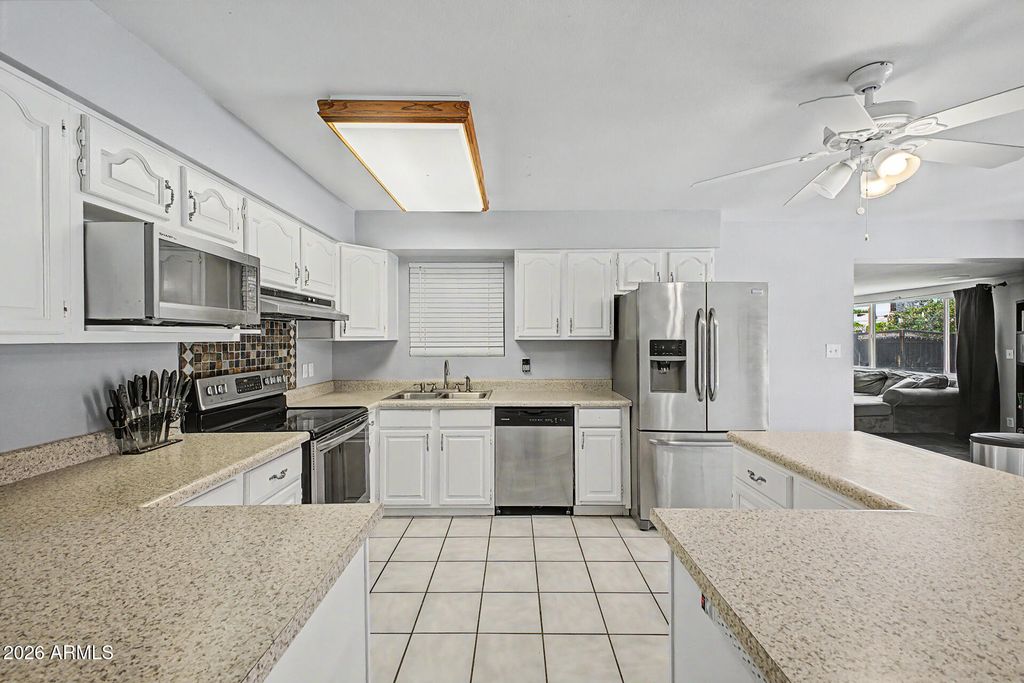 Image 7 of property listing at 3701 W ECHO Lane, Phoenix, AZ 85051