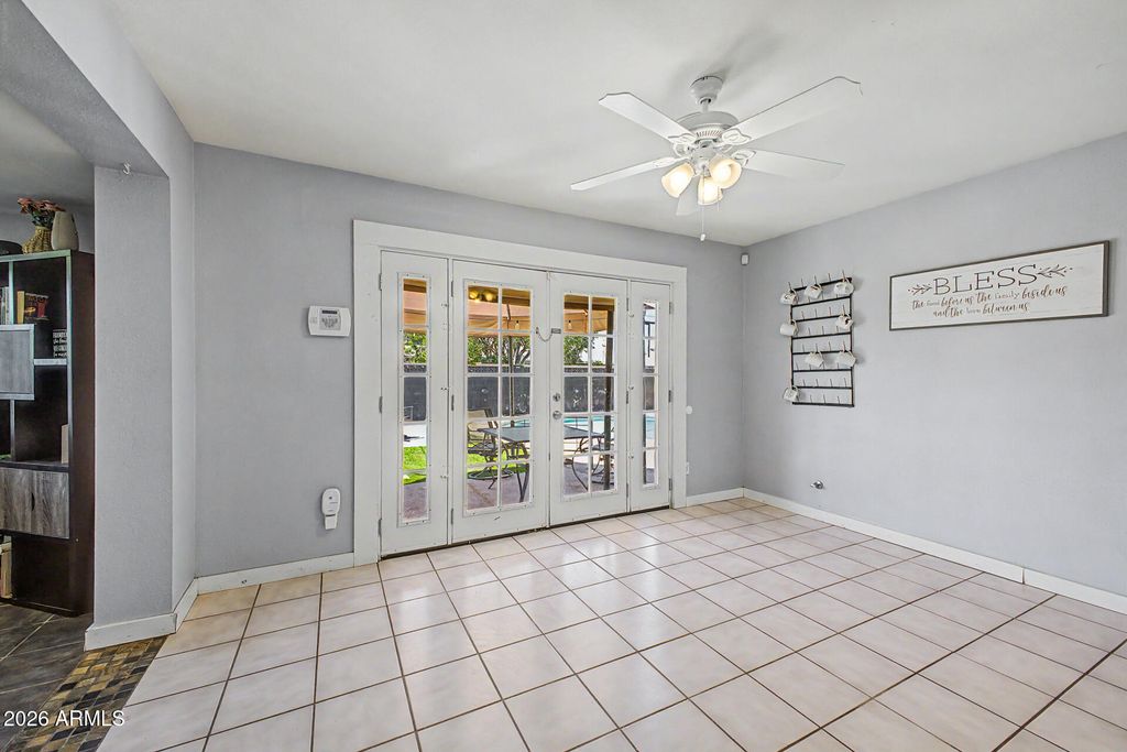 Image 8 of property listing at 3701 W ECHO Lane, Phoenix, AZ 85051