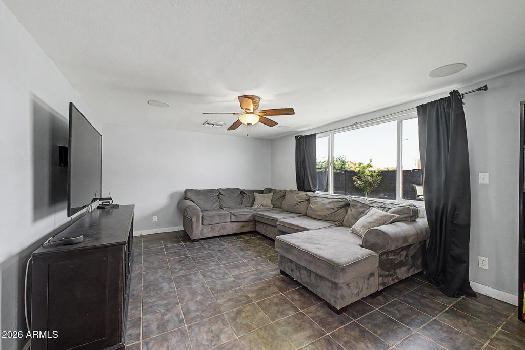 Image 9 of property listing at 3701 W ECHO Lane, Phoenix, AZ 85051