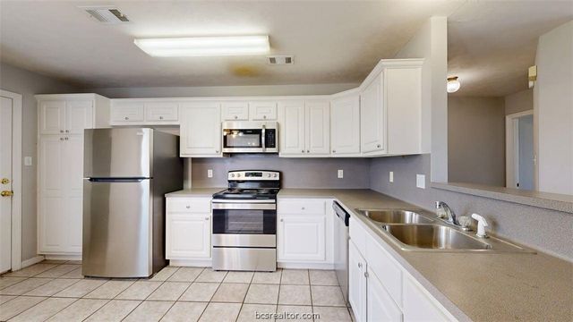 2404 Trace Meadows, College Station, TX 77845