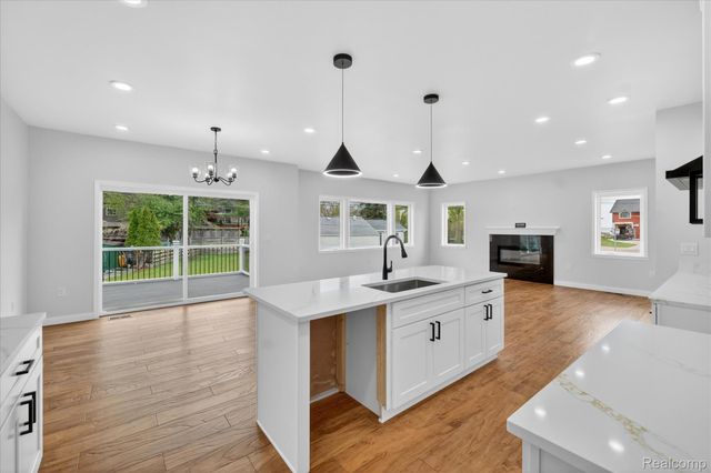37235 Jefferson Avenue, Harrison Charter Township, MI 48045