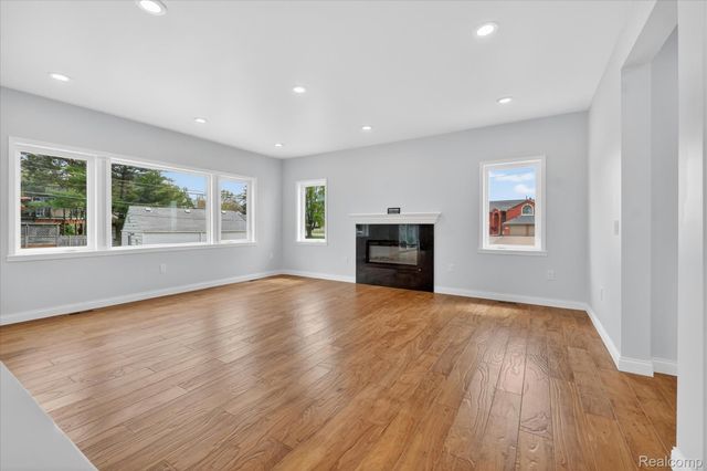 37235 Jefferson Avenue, Harrison Charter Township, MI 48045