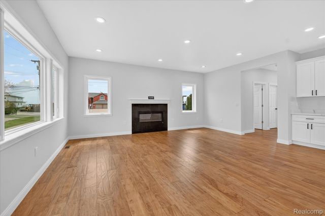 37235 Jefferson Avenue, Harrison Charter Township, MI 48045