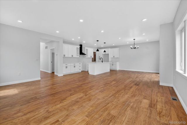 37235 Jefferson Avenue, Harrison Charter Township, MI 48045