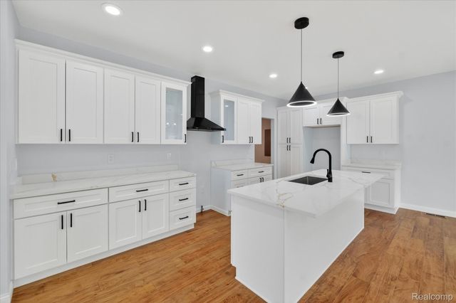 37235 Jefferson Avenue, Harrison Charter Township, MI 48045