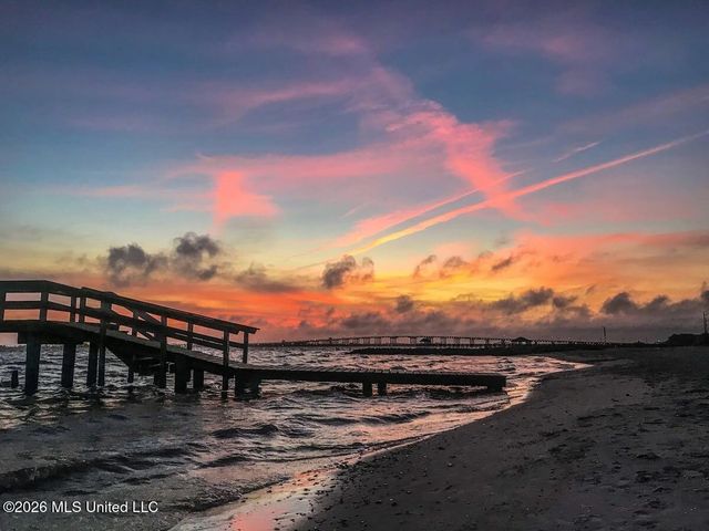 828 Lemon Street, Ocean Springs, MS 39564