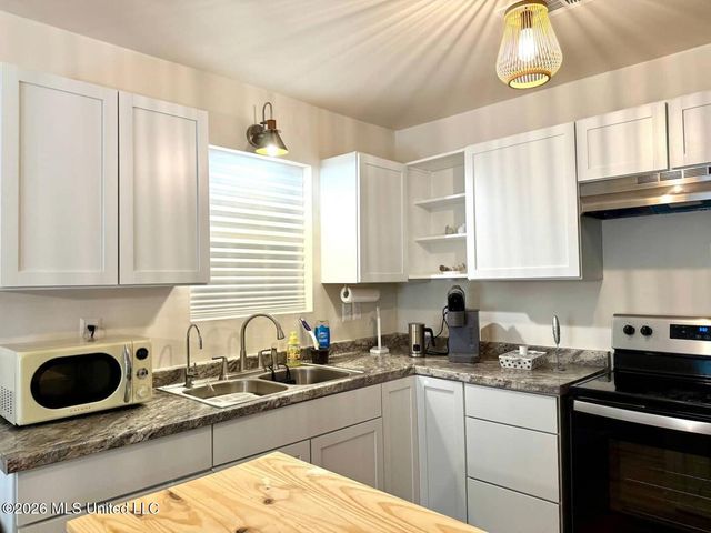 828 Lemon Street, Ocean Springs, MS 39564