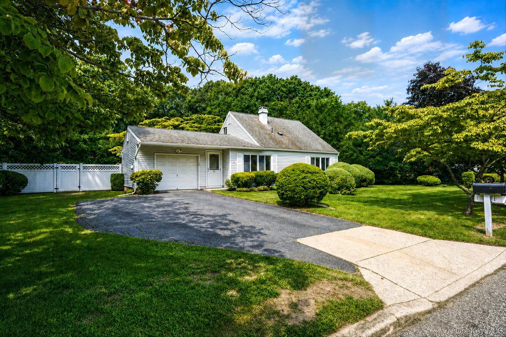1050 Sipp Avenue, Medford, NY 11763 — exterior