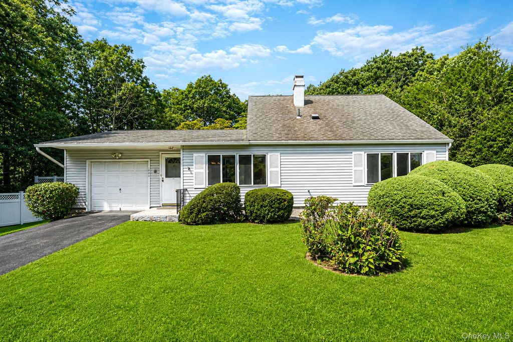 1050 Sipp Avenue, Medford, NY 11763 — photo 3