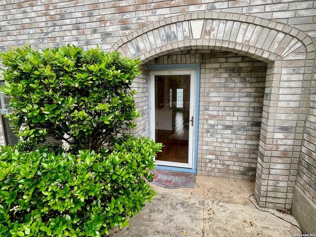 7734 Oakhill Park Dr, San Antonio, TX 78249