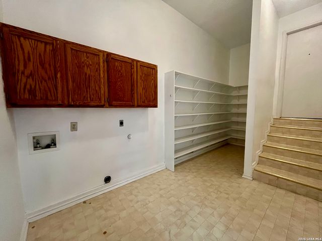 7734 Oakhill Park Dr, San Antonio, TX 78249