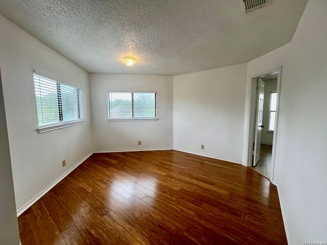 7734 Oakhill Park Dr, San Antonio, TX 78249