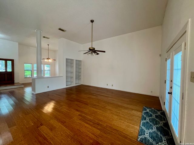 7734 Oakhill Park Dr, San Antonio, TX 78249