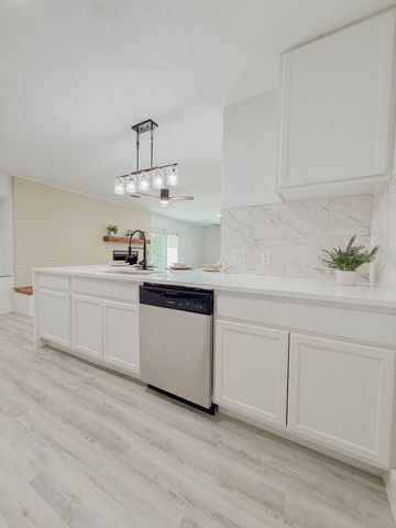 5520 Woodway Drive, Fort Worth, TX 76133