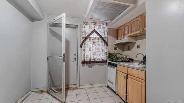 2521 Yates Avenue, Bronx, NY 10469