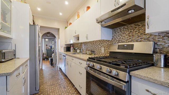 2521 Yates Avenue, Bronx, NY 10469