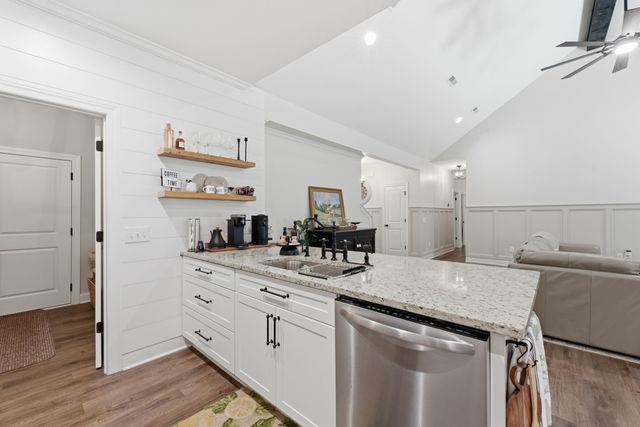 1304 Summer Station Dr, Chapel Hill, TN 37034