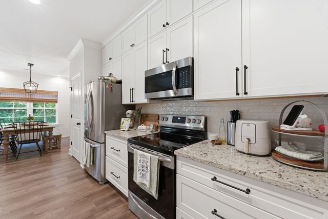 1304 Summer Station Dr, Chapel Hill, TN 37034