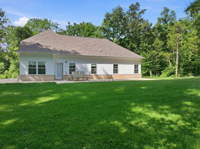 1304 Summer Station Dr, Chapel Hill, TN 37034