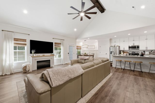 1304 Summer Station Dr, Chapel Hill, TN 37034