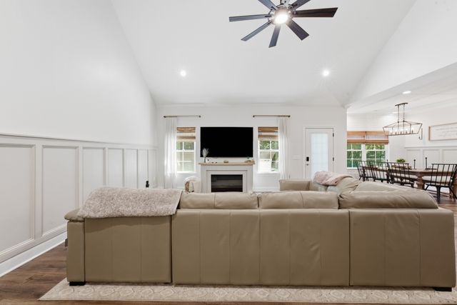 1304 Summer Station Dr, Chapel Hill, TN 37034