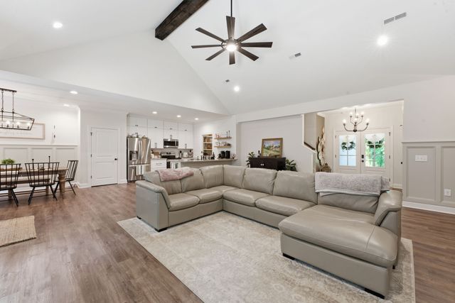1304 Summer Station Dr, Chapel Hill, TN 37034