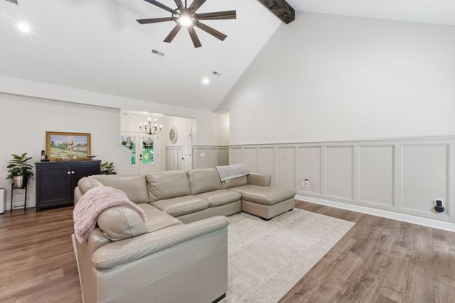 1304 Summer Station Dr, Chapel Hill, TN 37034