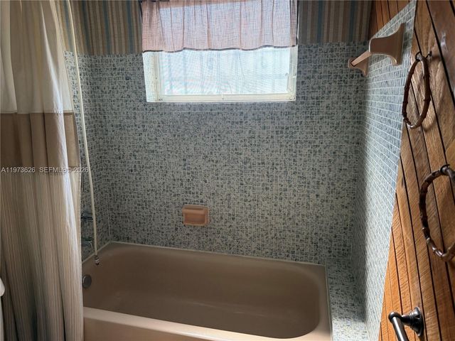 100 NE 212th Ter, Miami Gardens, FL 33179