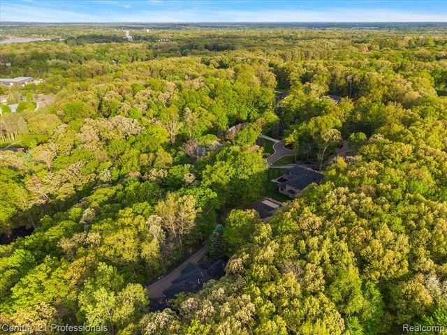 6705 College Park Drive, Clarkston, MI 48346