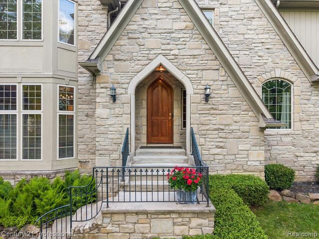 6705 College Park Drive, Clarkston, MI 48346