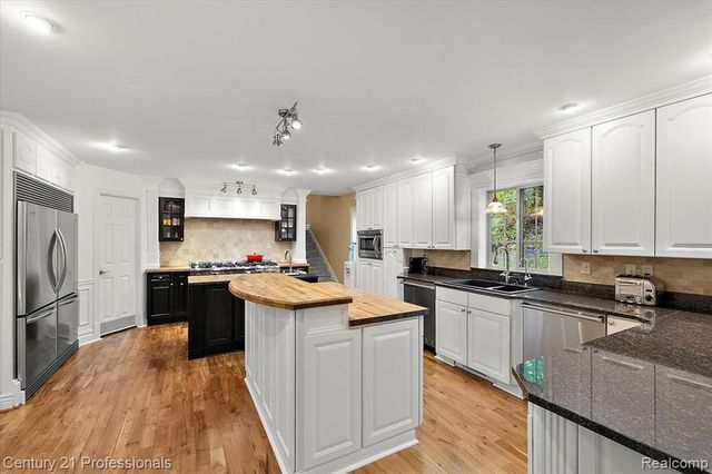 6705 College Park Drive, Clarkston, MI 48346