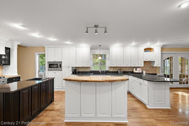 6705 College Park Drive, Clarkston, MI 48346
