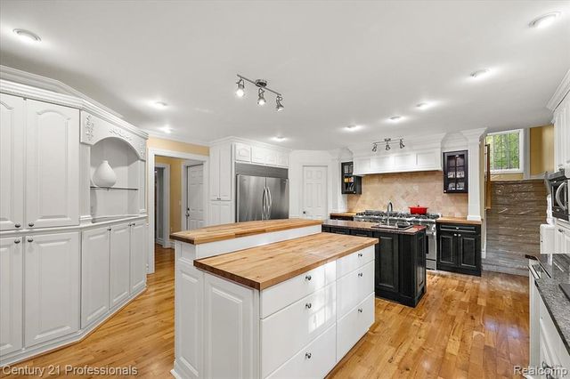 6705 College Park Drive, Clarkston, MI 48346