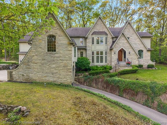 6705 College Park Drive, Clarkston, MI 48346