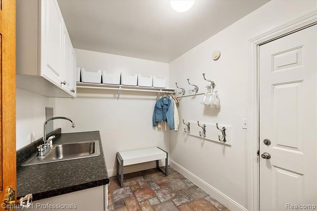 6705 College Park Drive, Clarkston, MI 48346