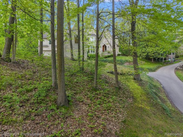 6705 College Park Drive, Clarkston, MI 48346
