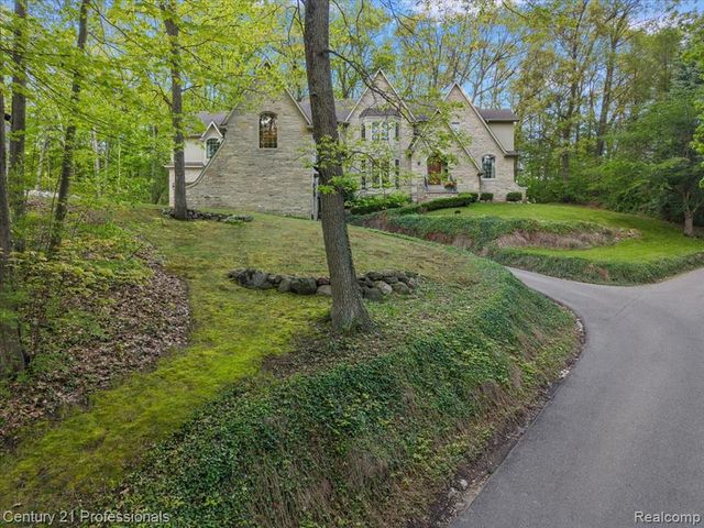 6705 College Park Drive, Clarkston, MI 48346