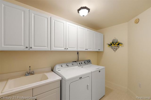 6705 College Park Drive, Clarkston, MI 48346