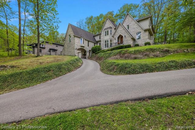 6705 College Park Drive, Clarkston, MI 48346
