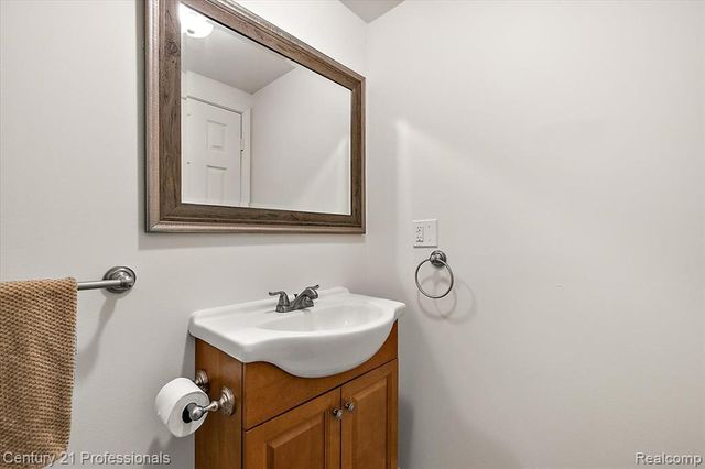 6705 College Park Drive, Clarkston, MI 48346