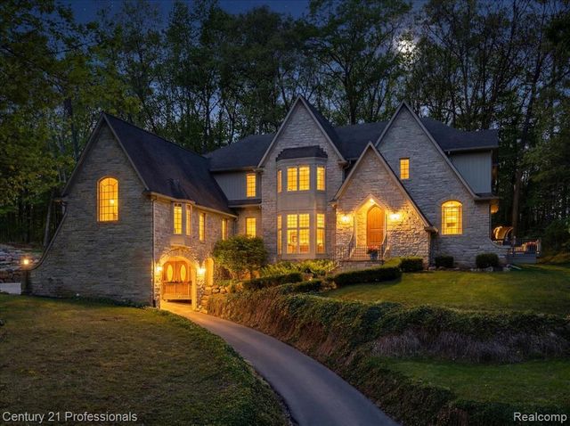 6705 College Park Drive, Clarkston, MI 48346
