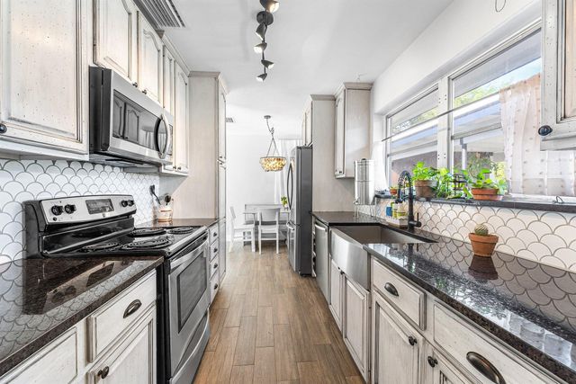 817 Buttonwood Road, North Palm Beach, FL 33408