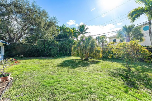 817 Buttonwood Road, North Palm Beach, FL 33408