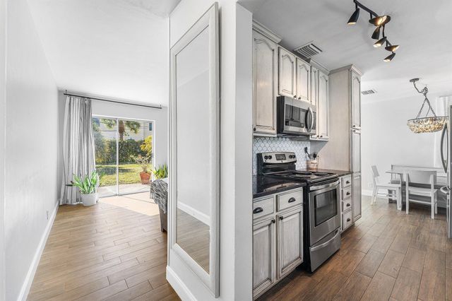 817 Buttonwood Road, North Palm Beach, FL 33408