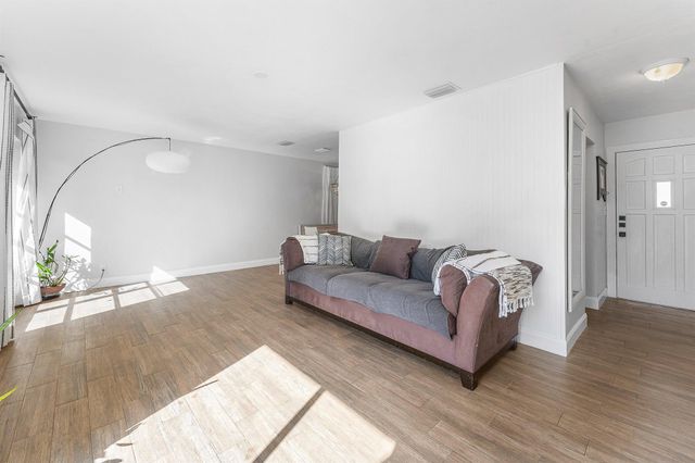 817 Buttonwood Road, North Palm Beach, FL 33408