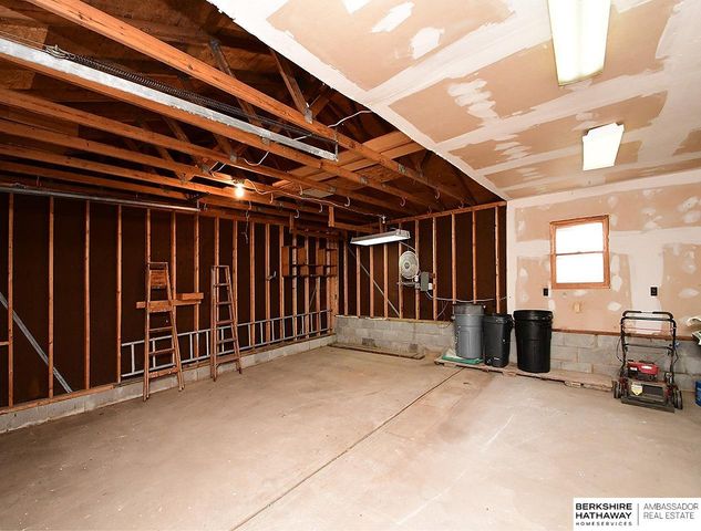 11009 U Street, Omaha, NE 68137