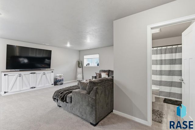 5616 E Brennan Dr Drive, Sioux Falls, SD 57110